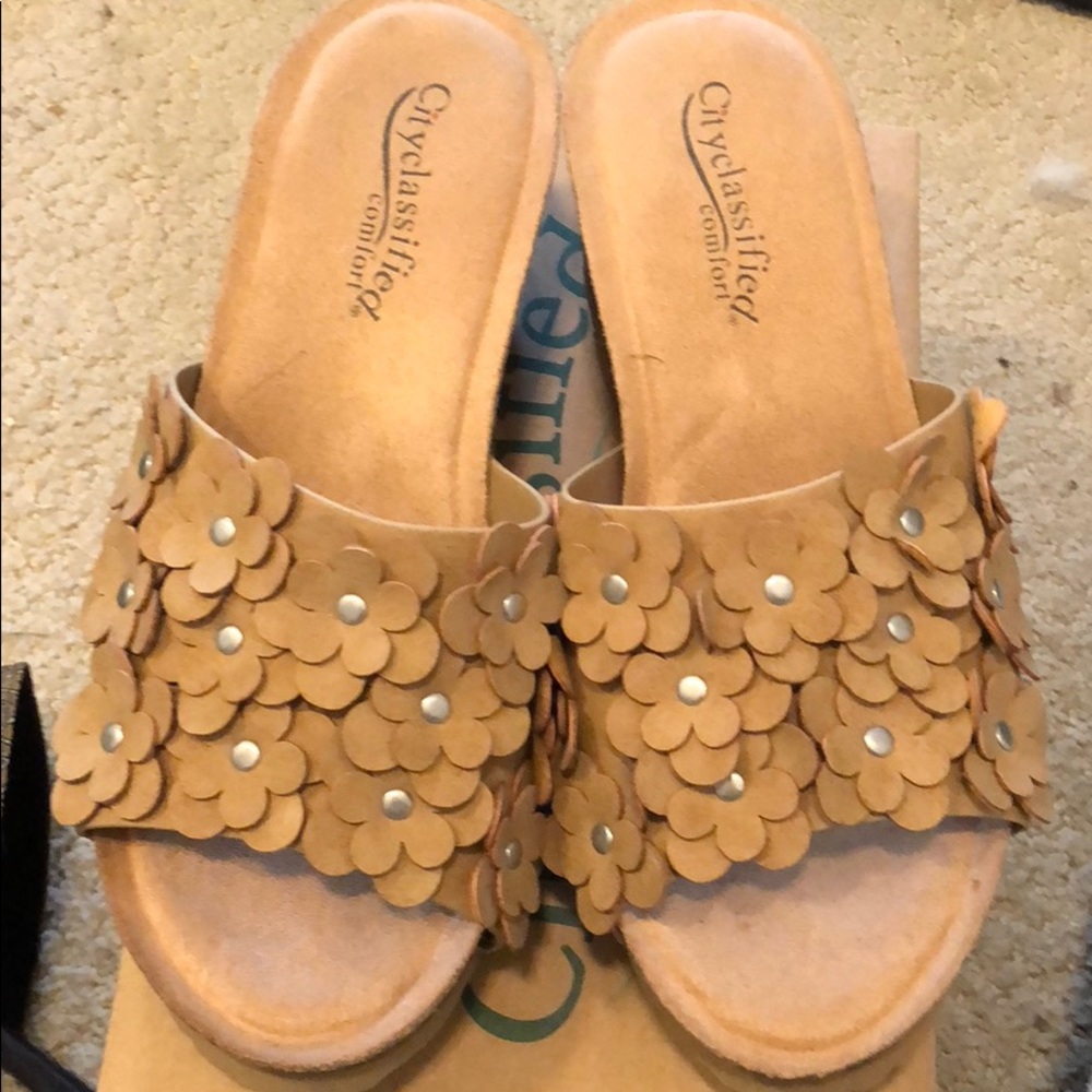 SOLD !Brand new flower sandals